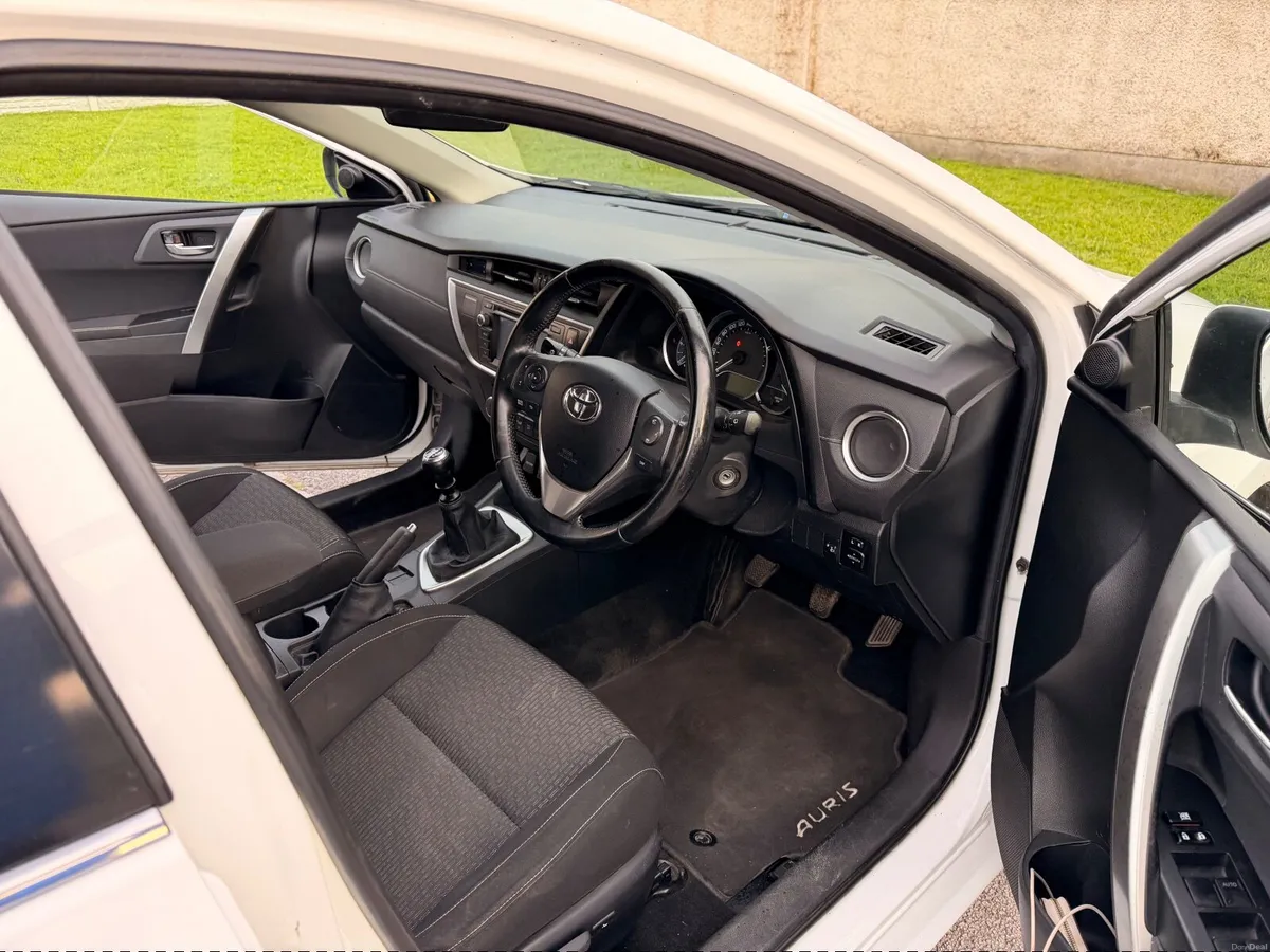 Toyota Auris 2015 - Image 4