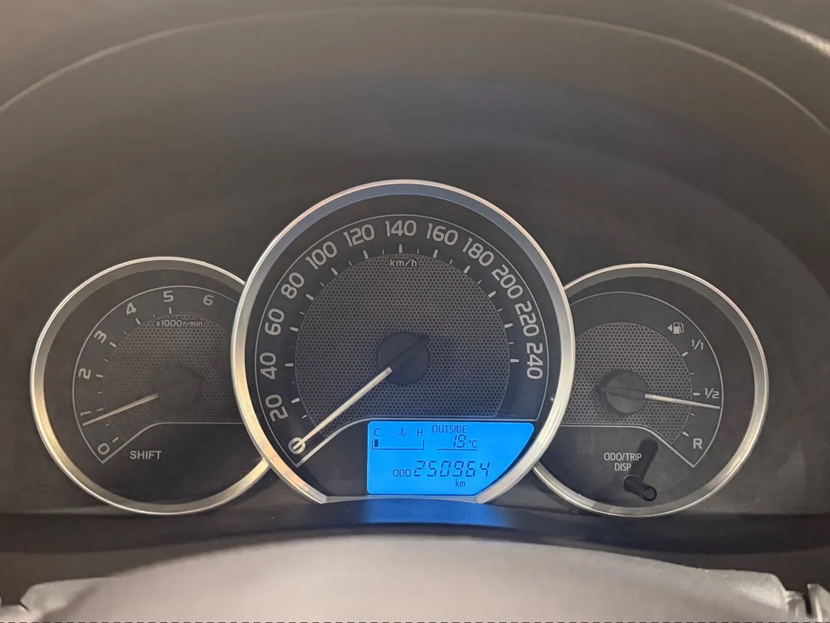 Toyota Auris 2015 - Image 3