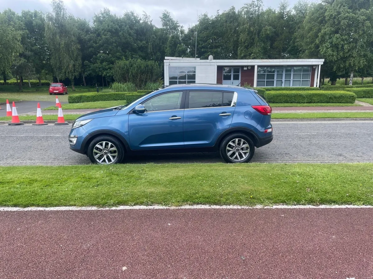 KIA SPORTAGE 1.7 NCT 10/26 TAX 2/27 MINT CONDITION - Image 2