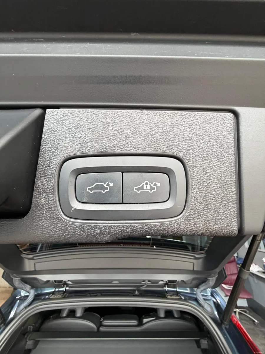 2021 Volvo XC60 T6 R-Design Recharge - Image 3