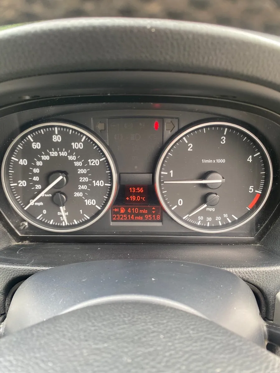 BMW 3-Series 2011 - Image 3
