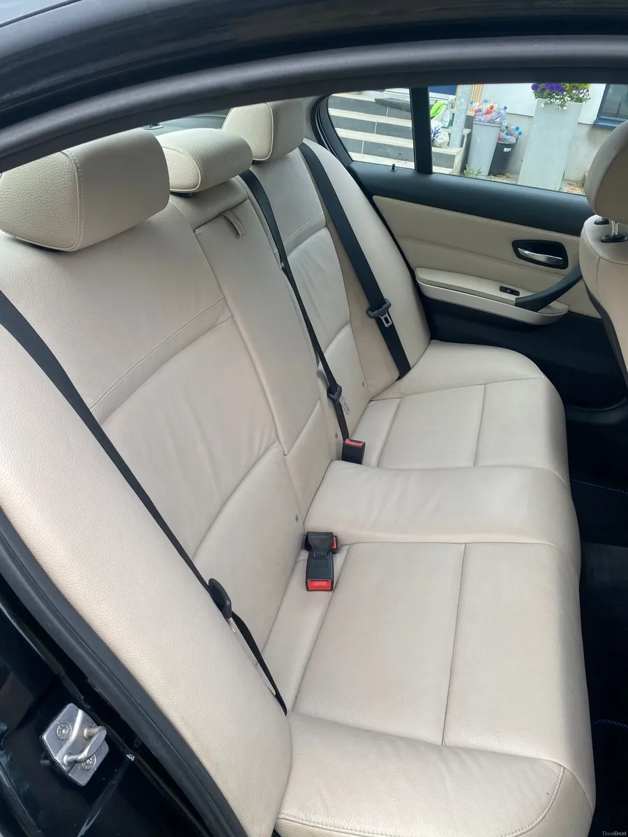 BMW 3-Series 2011 - Image 4