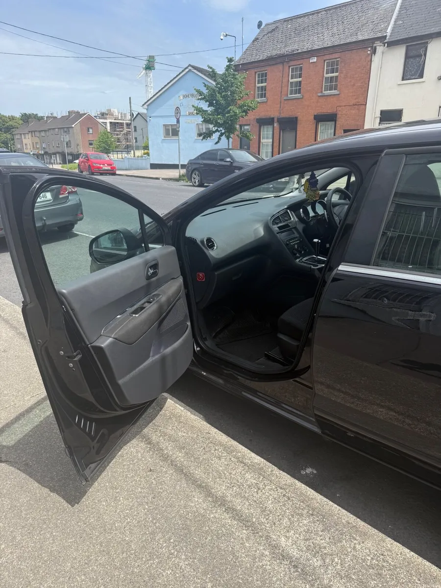 Peugeot 5008 2010 - Image 2