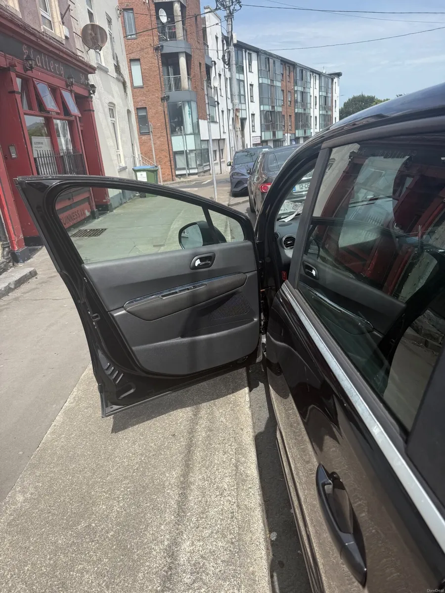 Peugeot 5008 2010 - Image 3