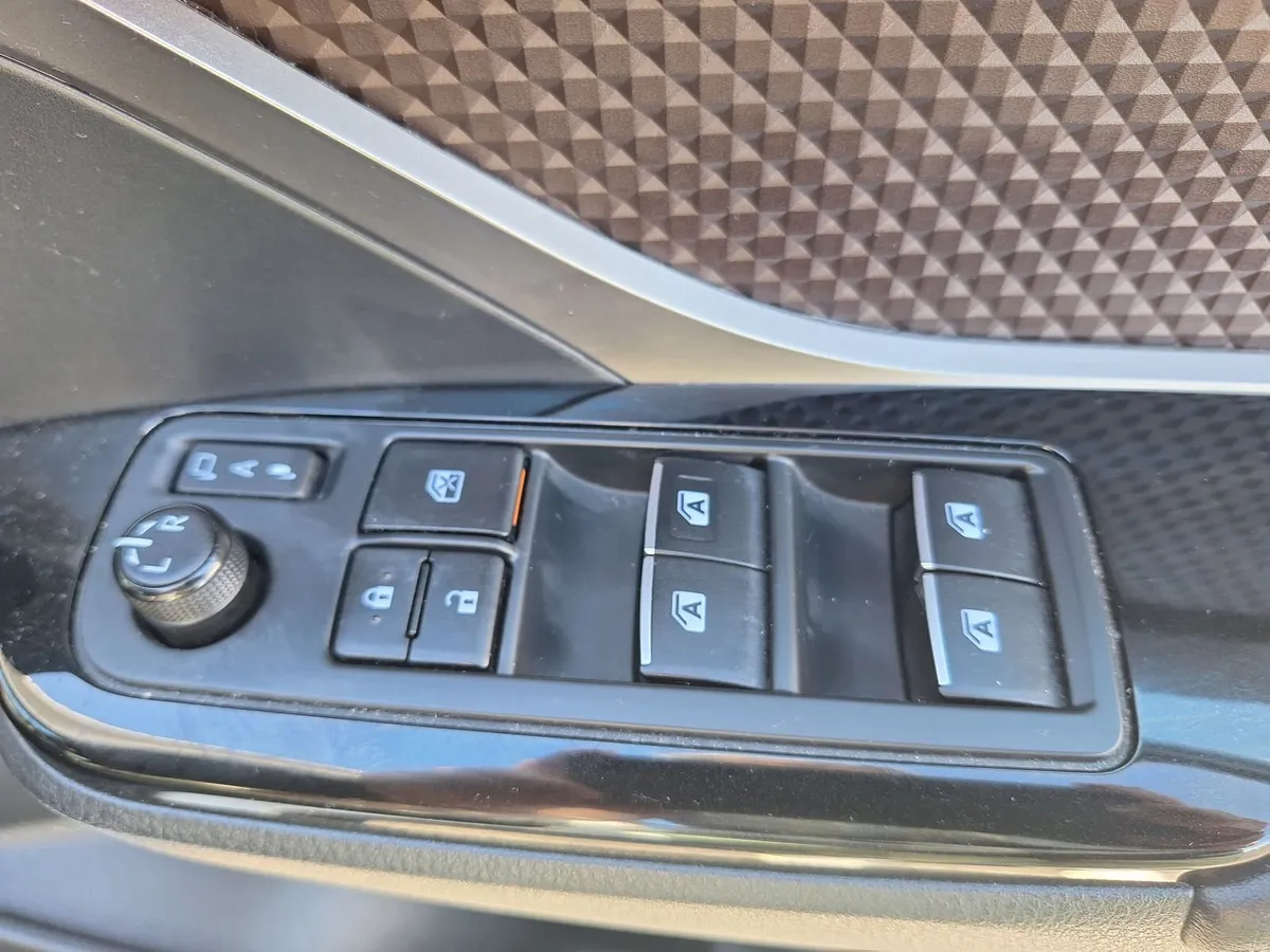 Toyota C-HR 2017 - Image 3