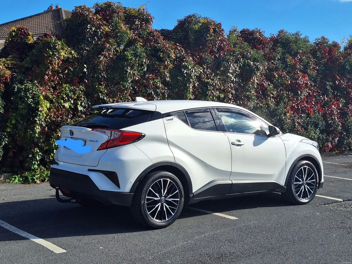 Toyota C-HR 2017 - Image 2