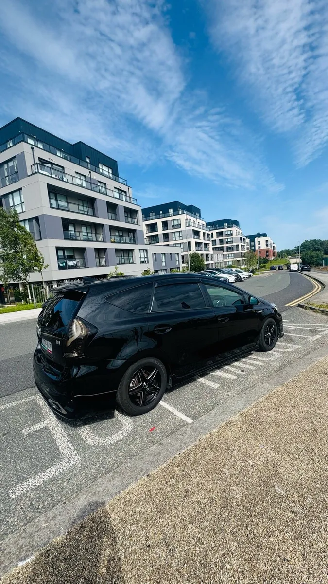 Toyota Prius Alpha 1.8 Hybrid - Image 1