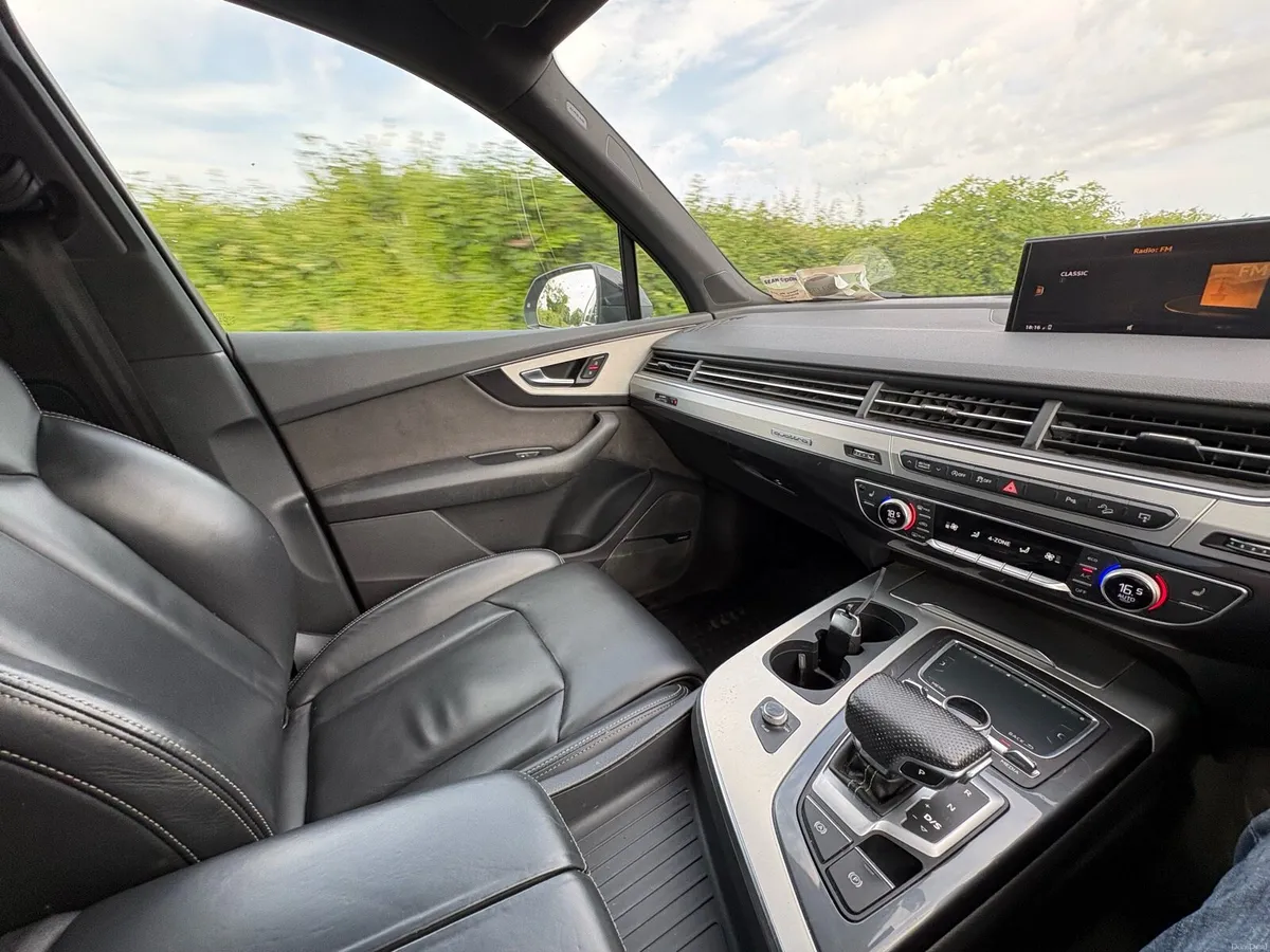 Audi Q7 BLACK EDITION. 5-seat commercial - Image 4