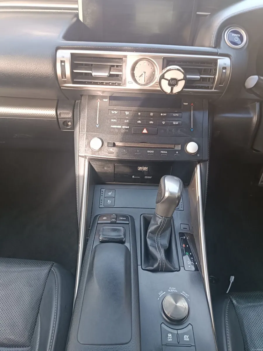 Lexus IS 2015 - Image 3