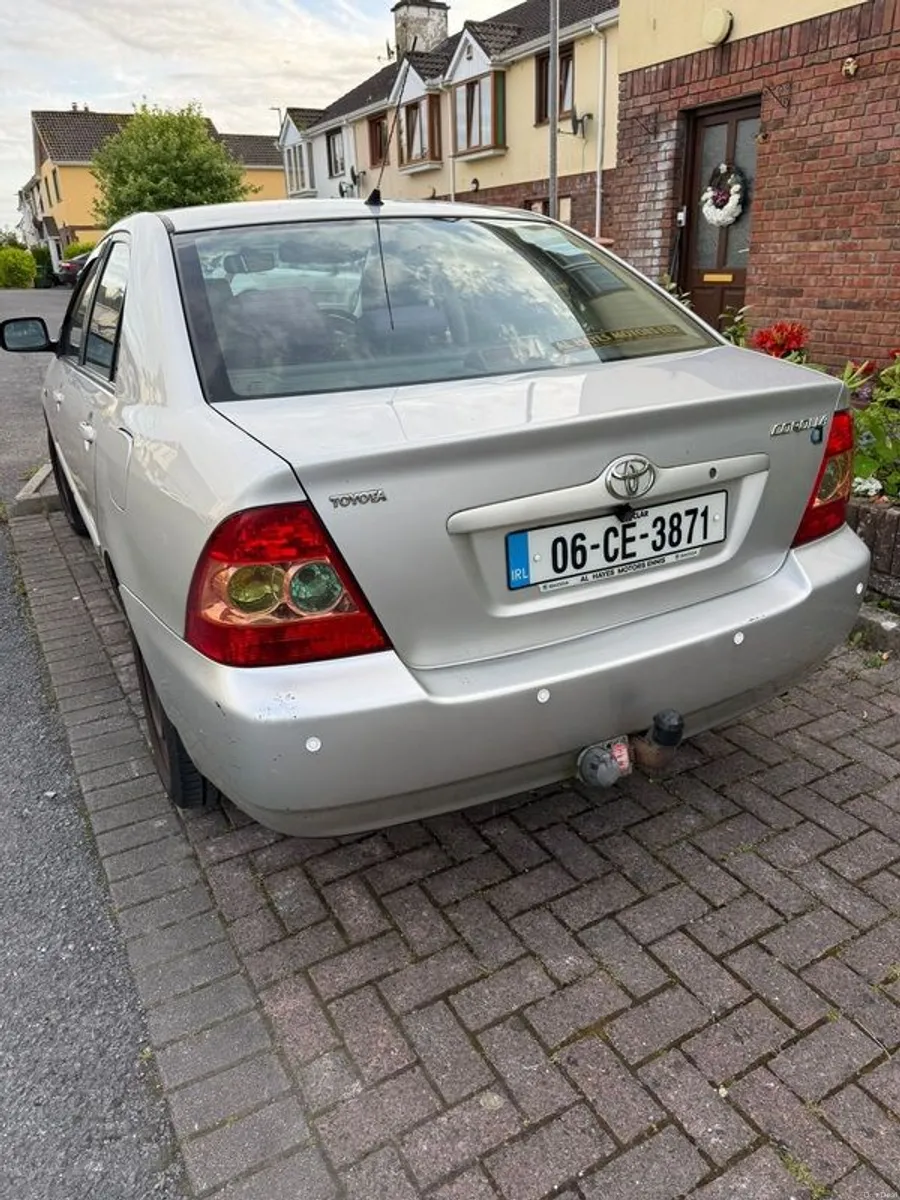 2006 Toyota Corolla with modern CarPlay - Image 2