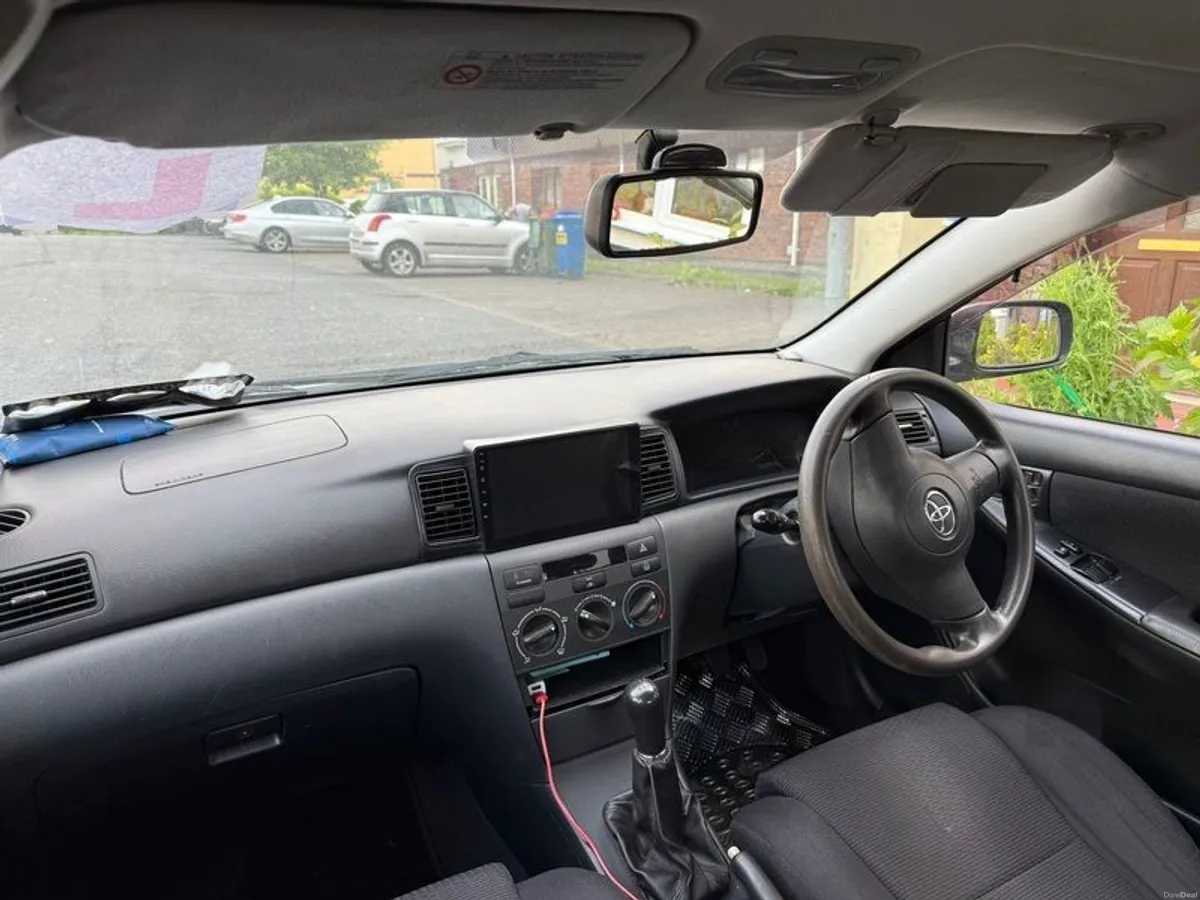 2006 Toyota Corolla with modern CarPlay - Image 4