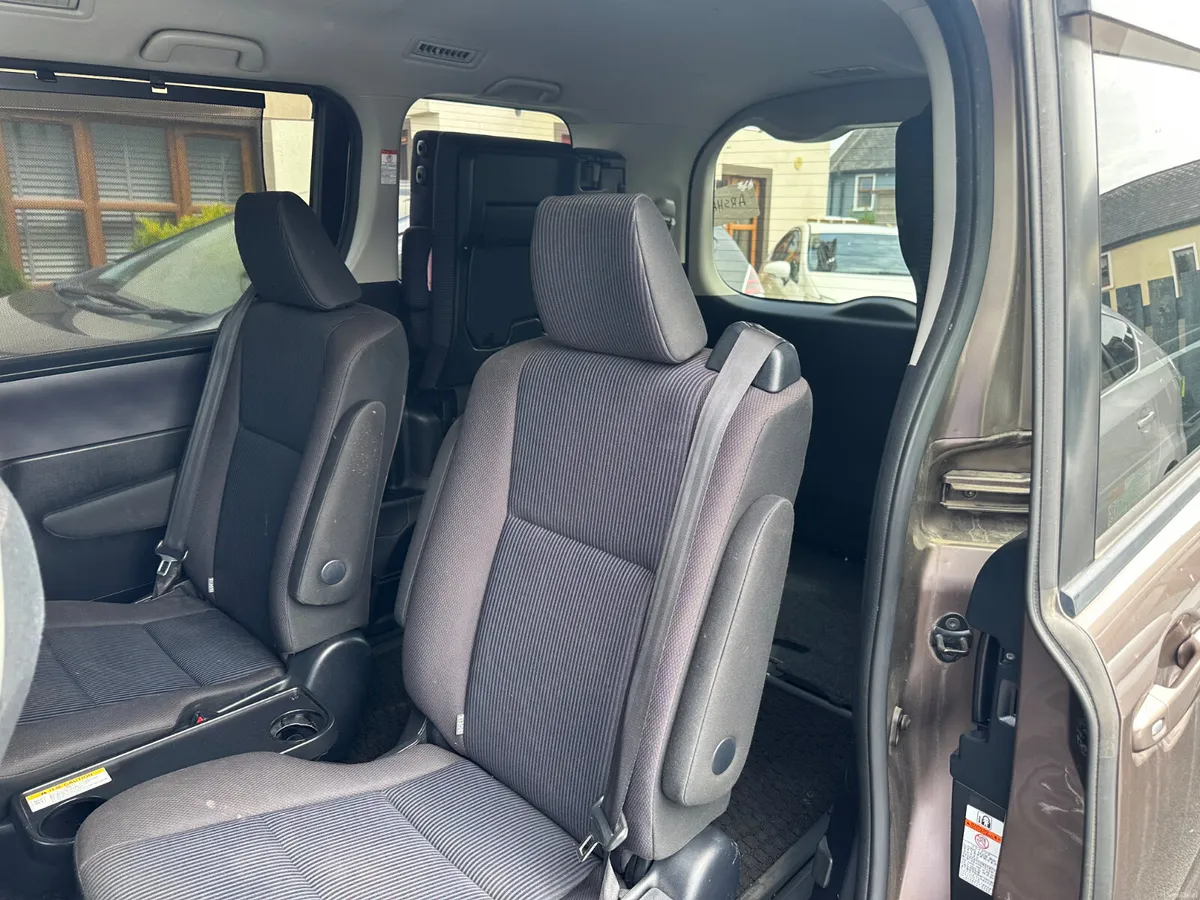 Toyota Noah – 1.8 Hybrid | 7 Seater | Captain Seat - Image 4