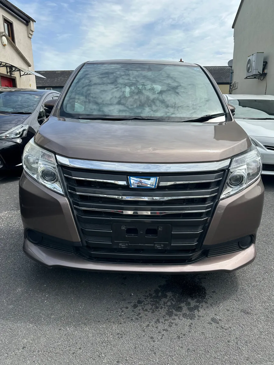 Toyota Noah – 1.8 Hybrid | 7 Seater | Captain Seat - Image 1
