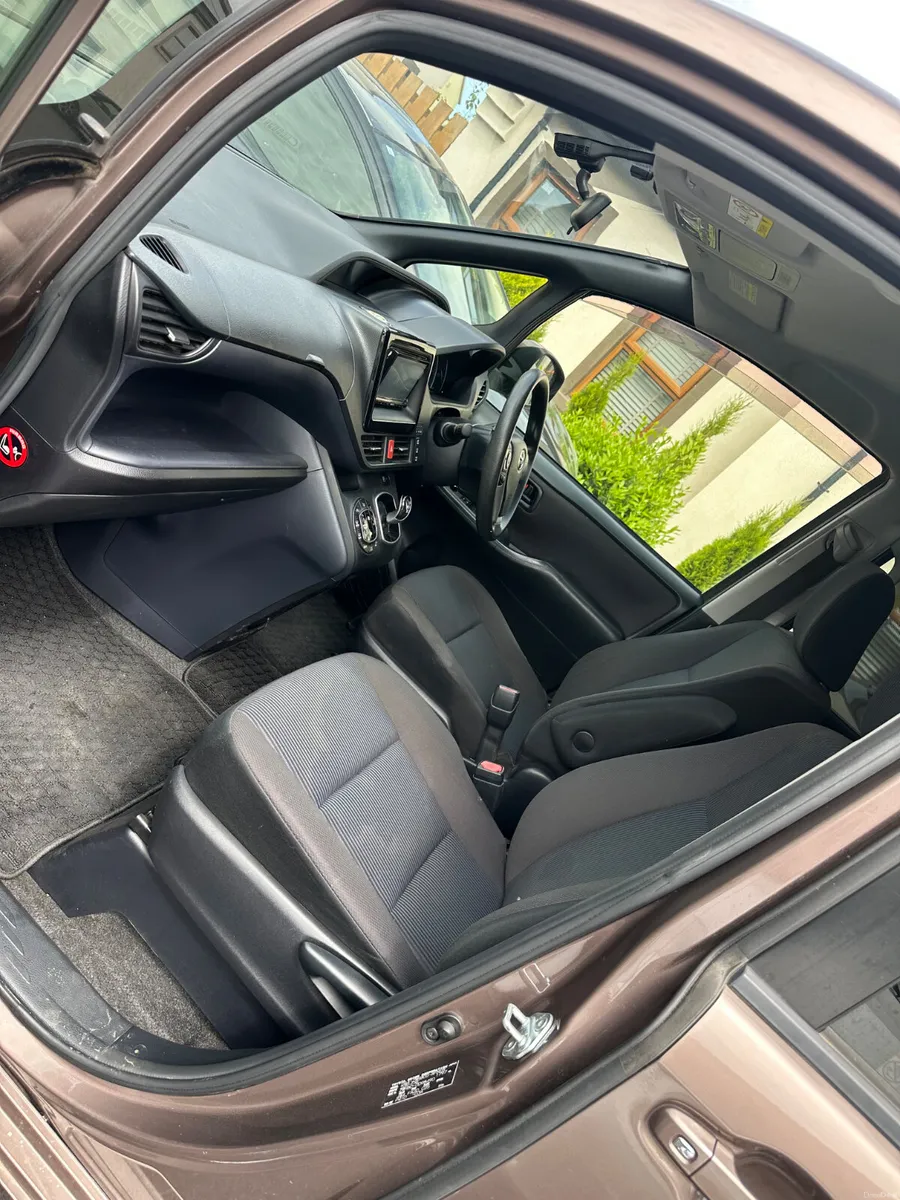 Toyota Noah – 1.8 Hybrid | 7 Seater | Captain Seat - Image 3
