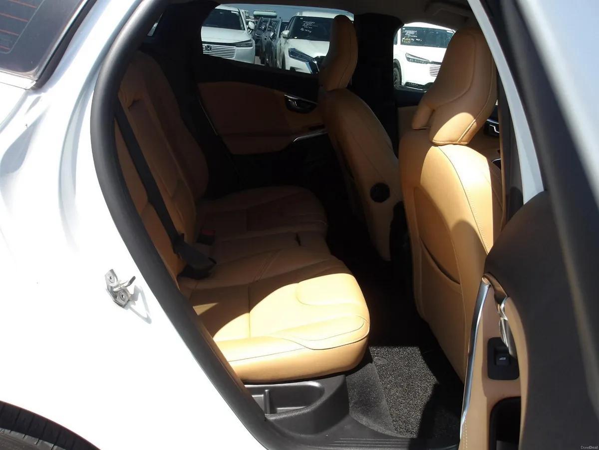 162 Volvo V40 D4 Inscription • Tan Leather - Image 4