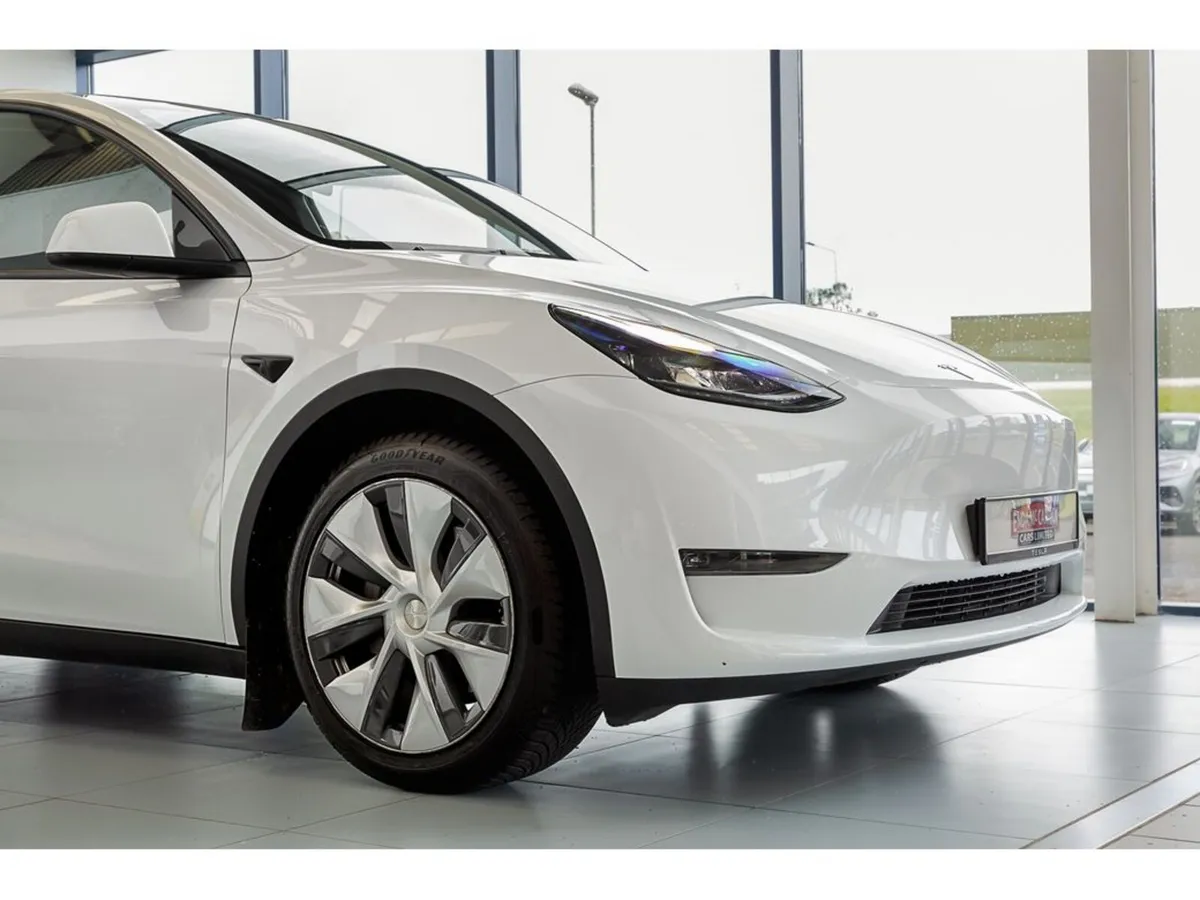 Tesla Model Y Long Range AWD - Image 4