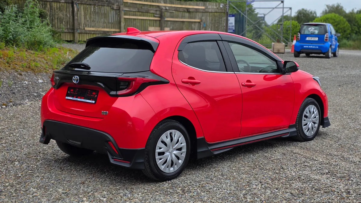 2021 Toyota Yaris Hybrid - Image 6