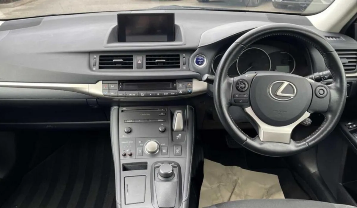 151 Lexus CT 200 H advance . Automatic - Image 3