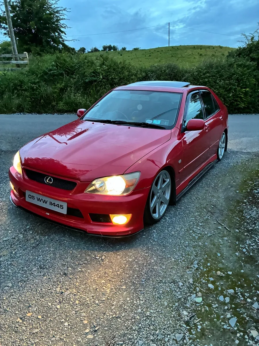 2005 is200 - Image 1