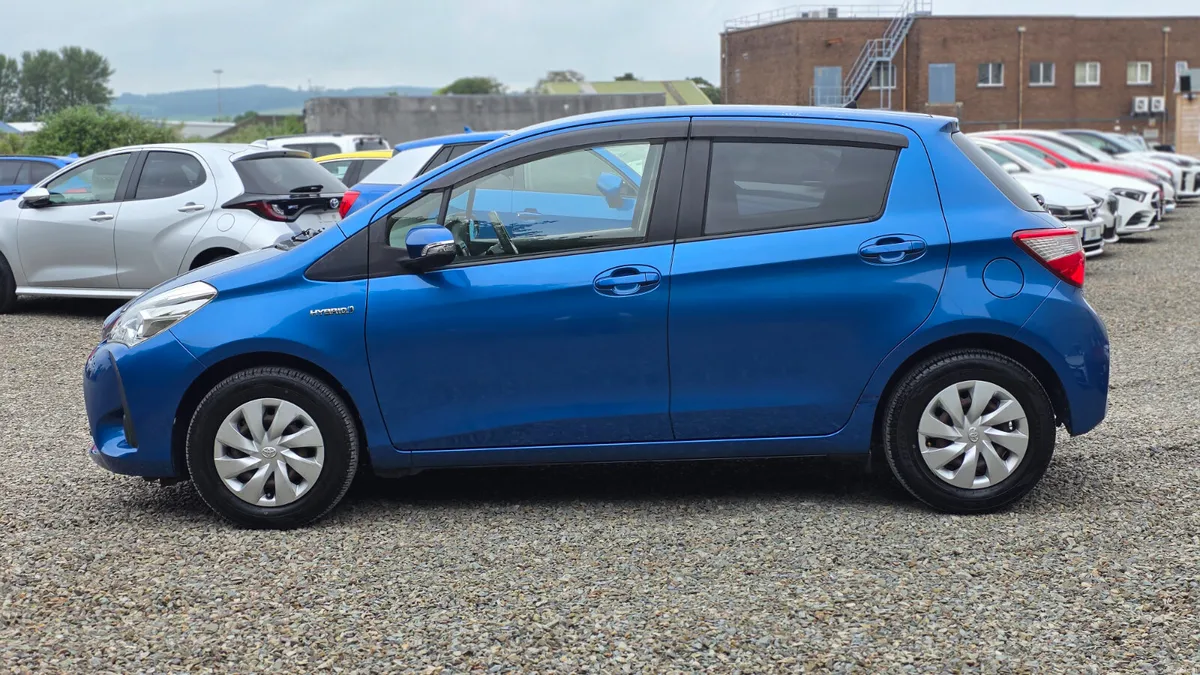 2017 Toyota Vitz Yaris Hybrid Automatic - Image 4