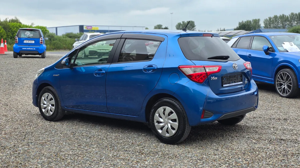 2017 Toyota Vitz Yaris Hybrid Automatic - Image 5