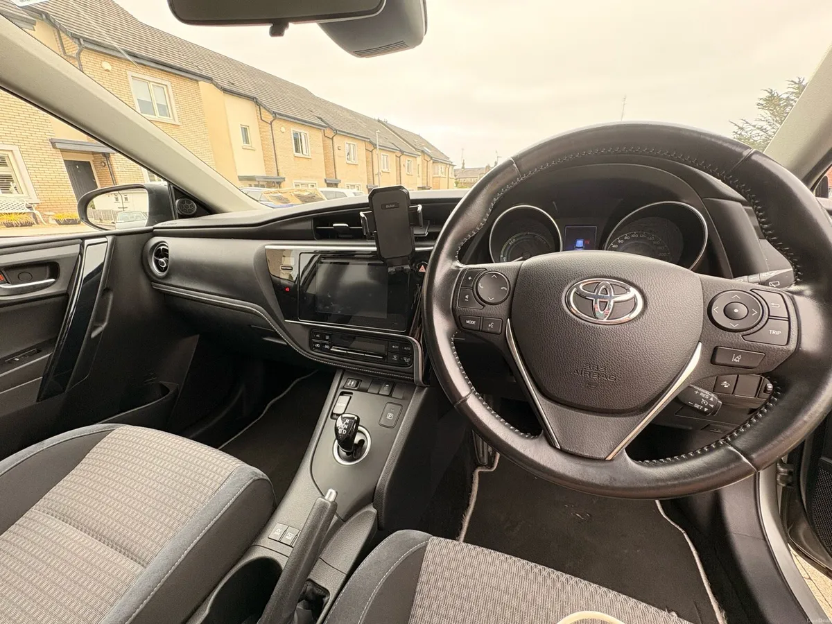 Toyota Auris Luna Sport 2018 Hybrid Automatic - Image 2