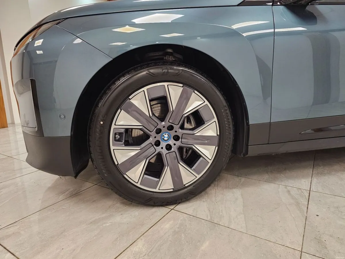 BMW iX BLUE WITH CREAM - Image 4