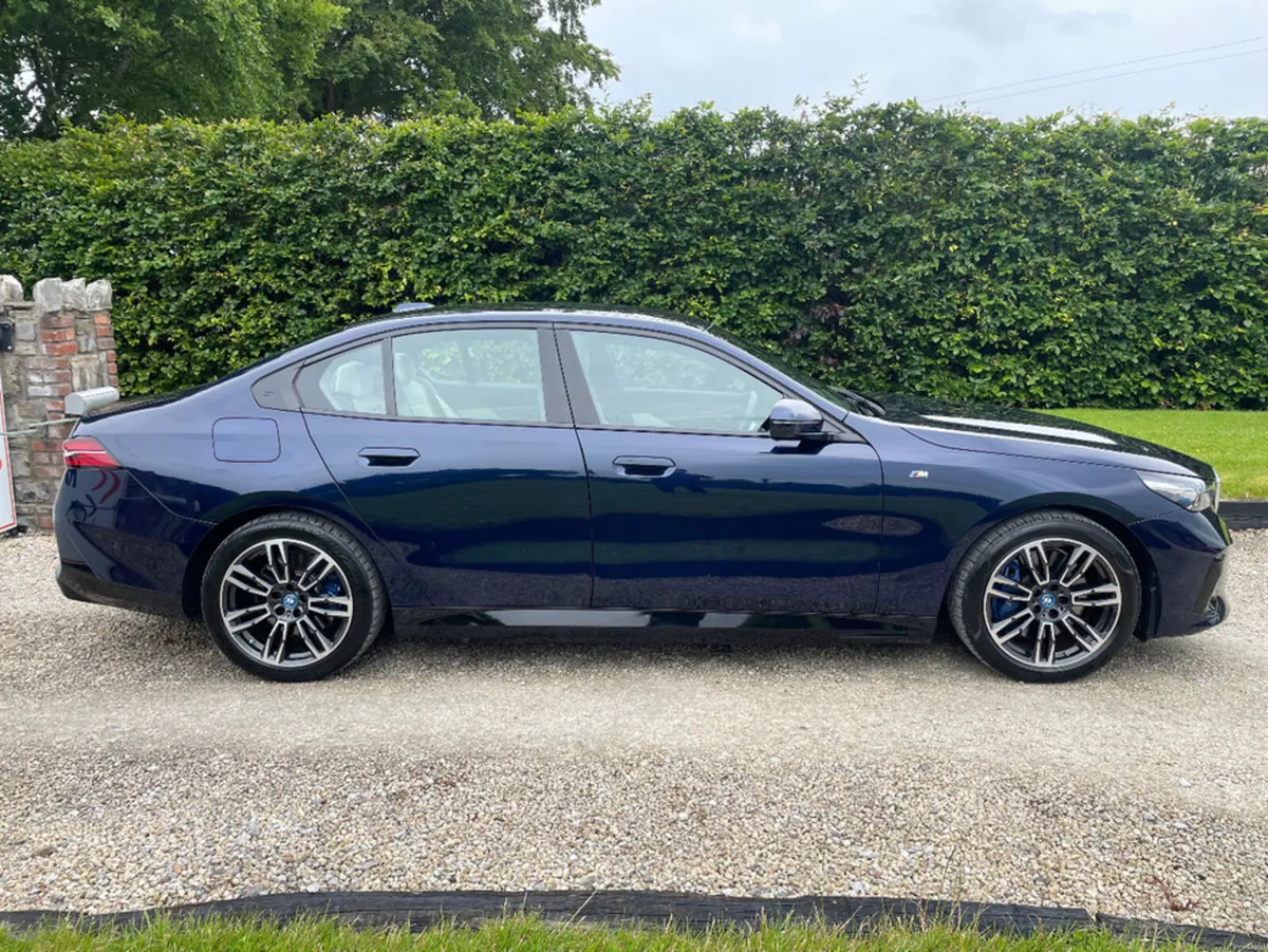 BMW i5 EDRIVE40 M SPORT ELECTRIC - Image 4