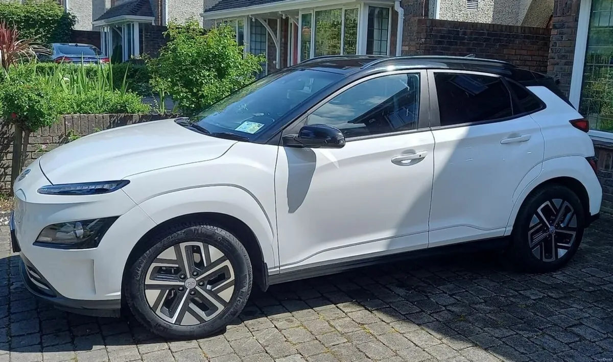 Hyundai KONA 2022 Premium 64Kw Two tone - Image 2