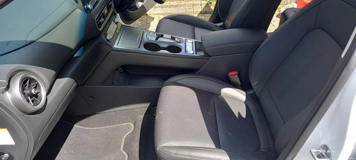 Hyundai KONA 2022 Premium 64Kw Two tone - Image 3