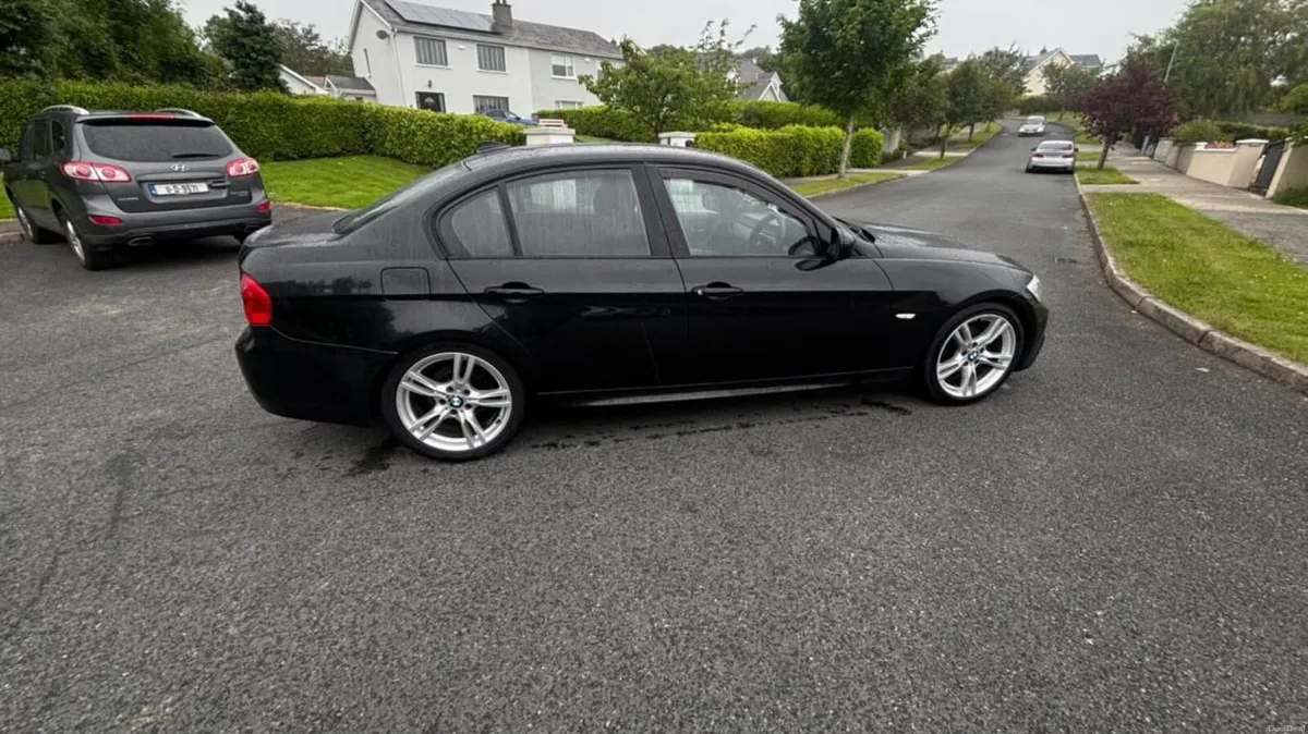 BMW 3-Series 2011 - Image 4