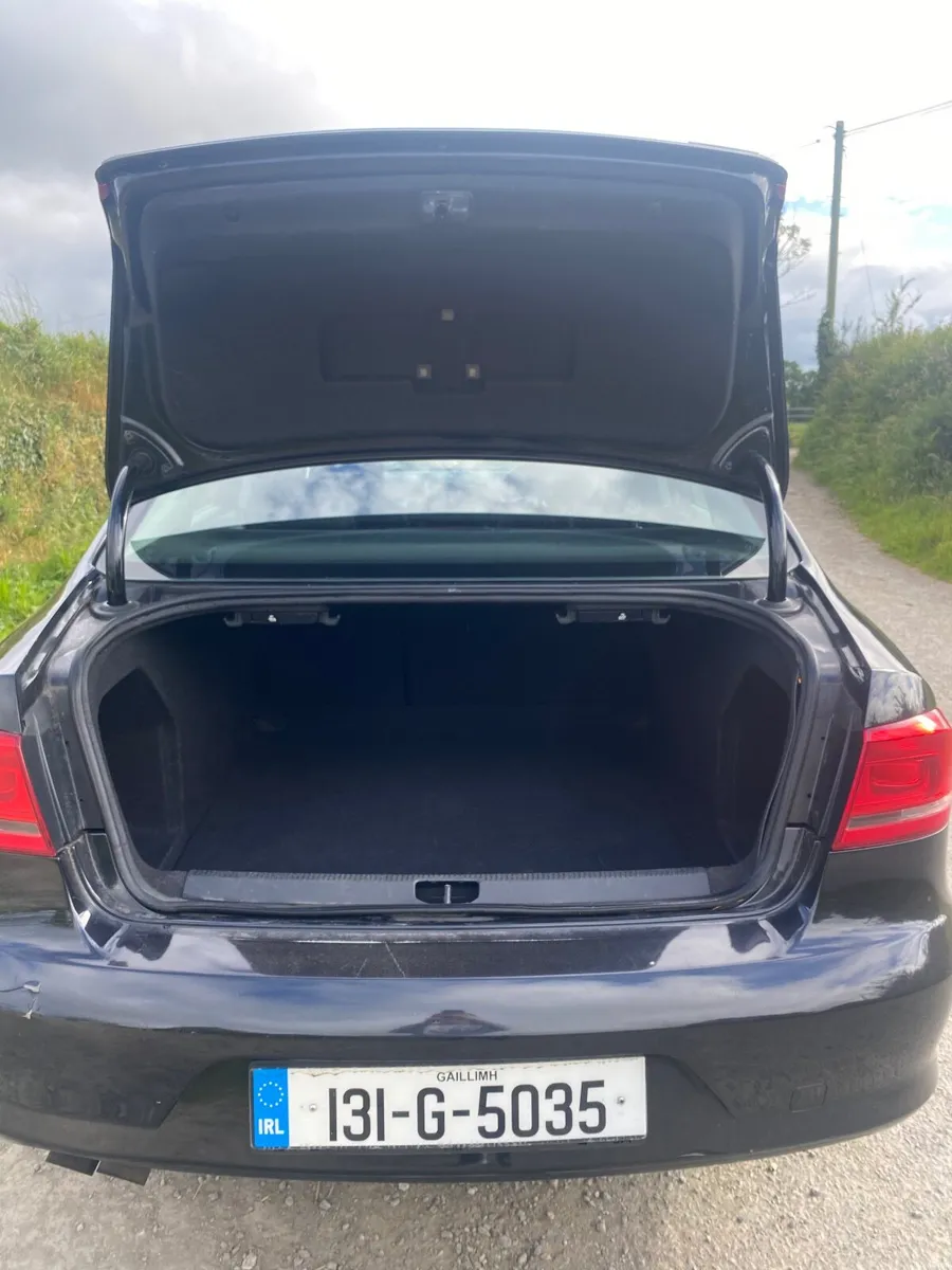 Volkswagen Passat 2013 - Image 2