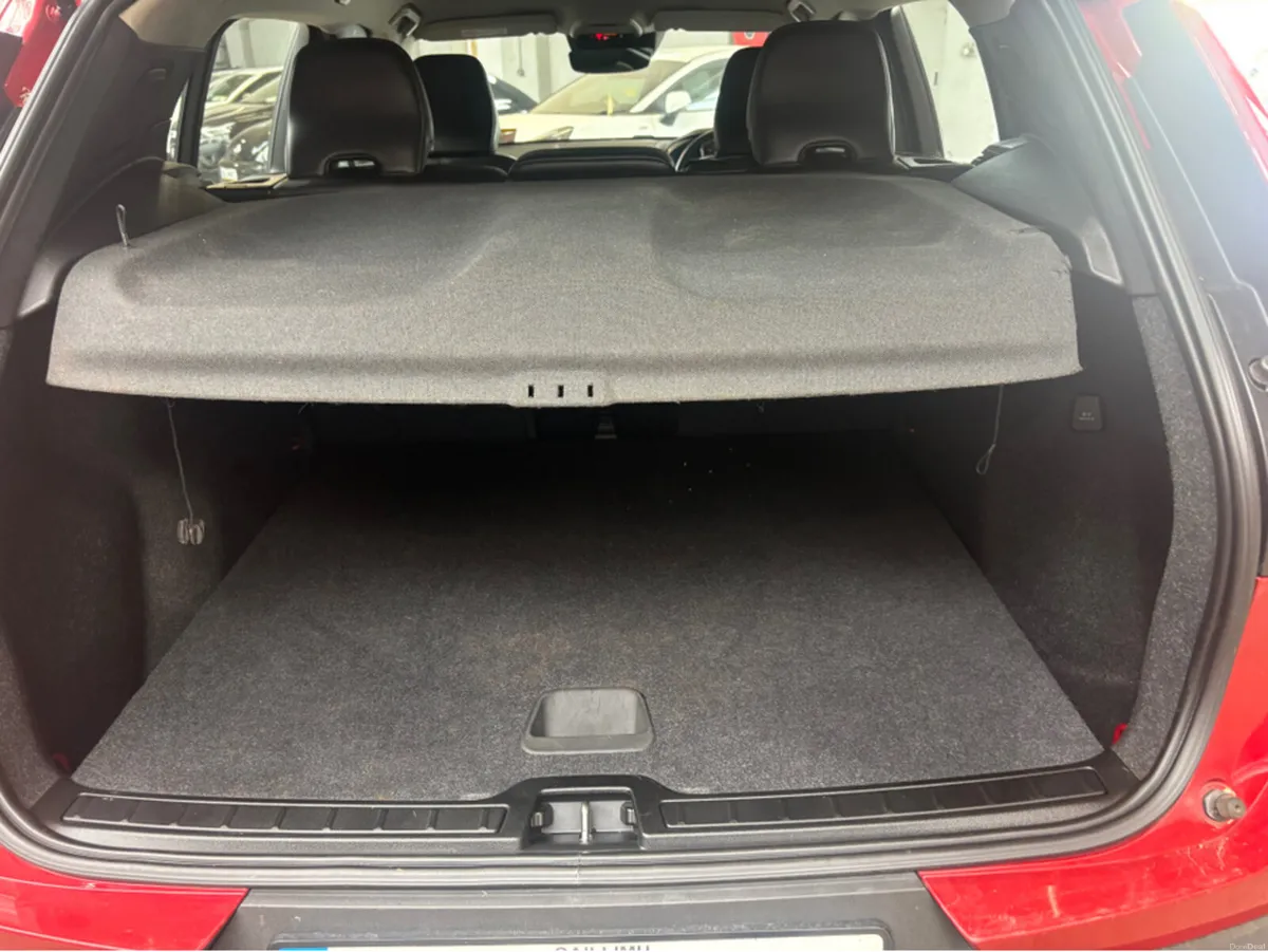 Volvo XC40 T2 MOMENTUM 5DR AUTO - Image 3
