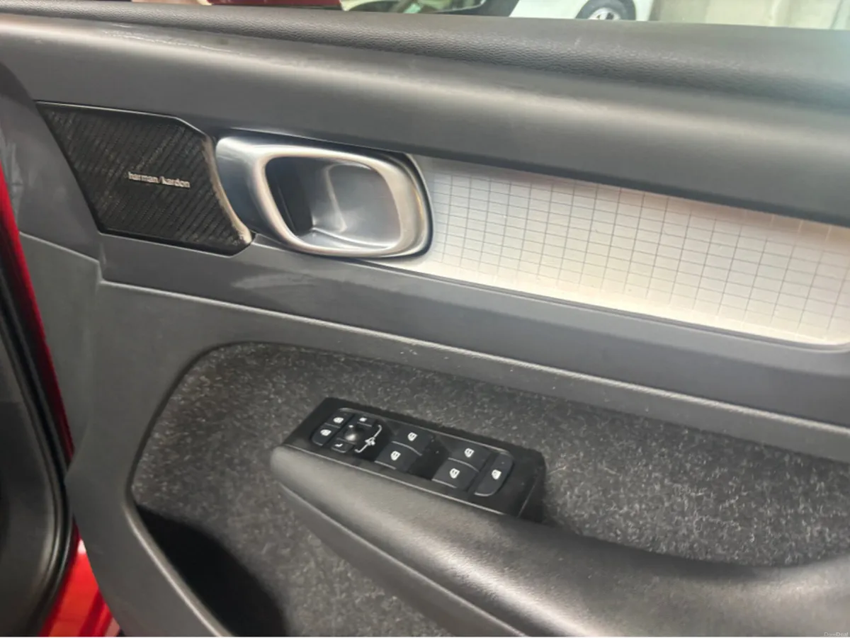 Volvo XC40 T2 MOMENTUM 5DR AUTO - Image 4