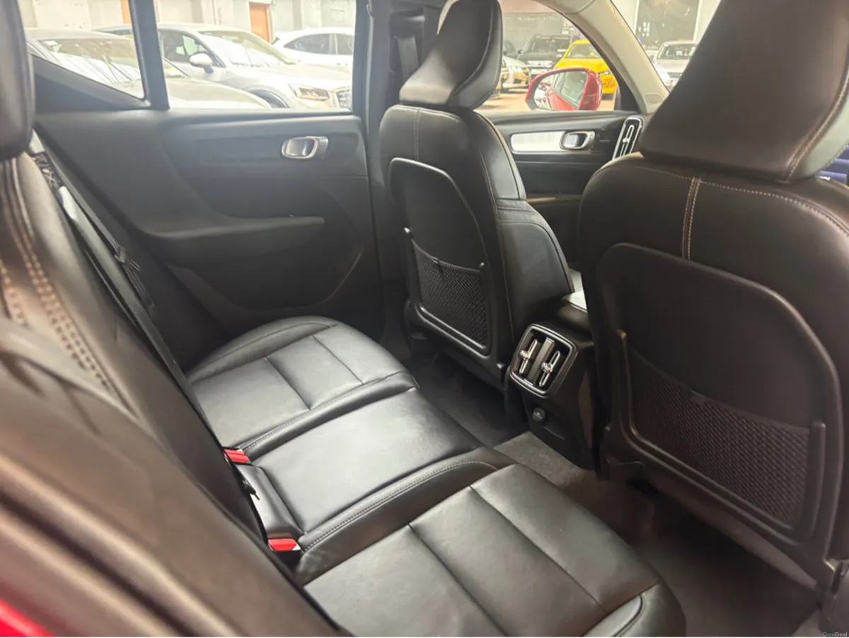 Volvo XC40 T2 MOMENTUM 5DR AUTO - Image 2
