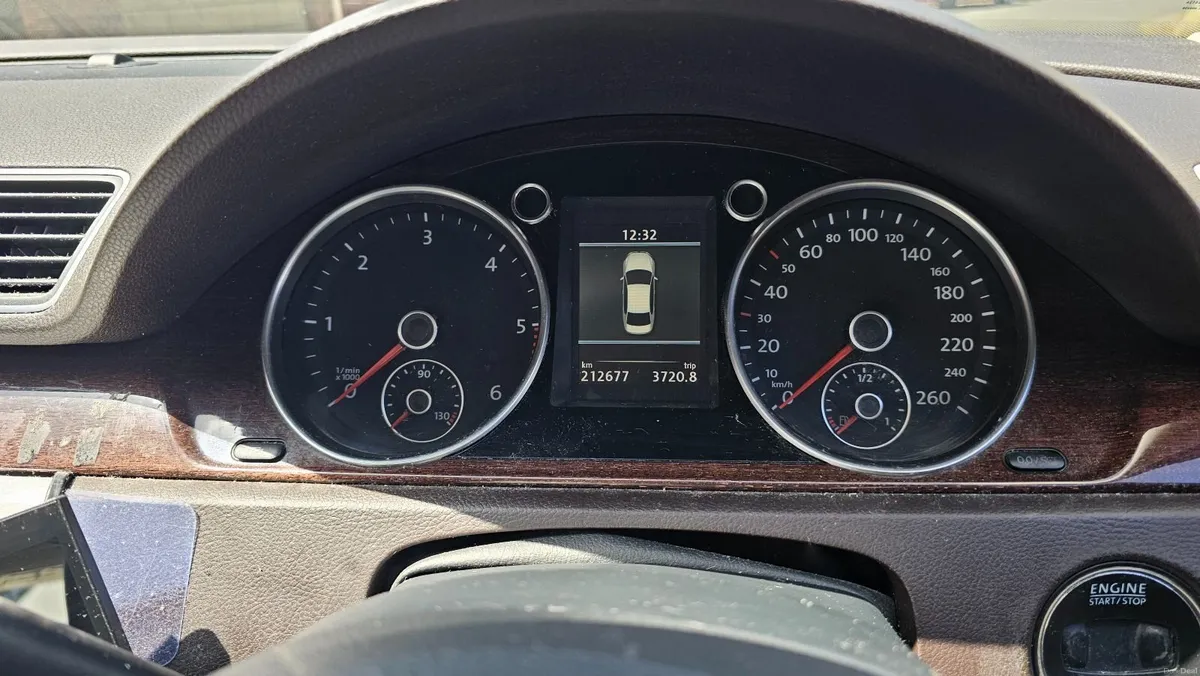 Volkswagen Passat 2011 - Image 2