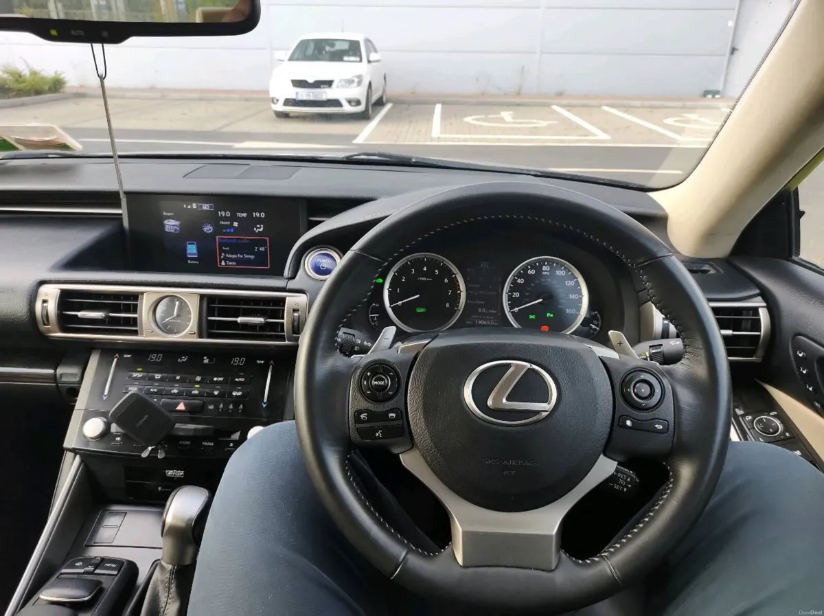 Lexus IS300H Premier - Image 3