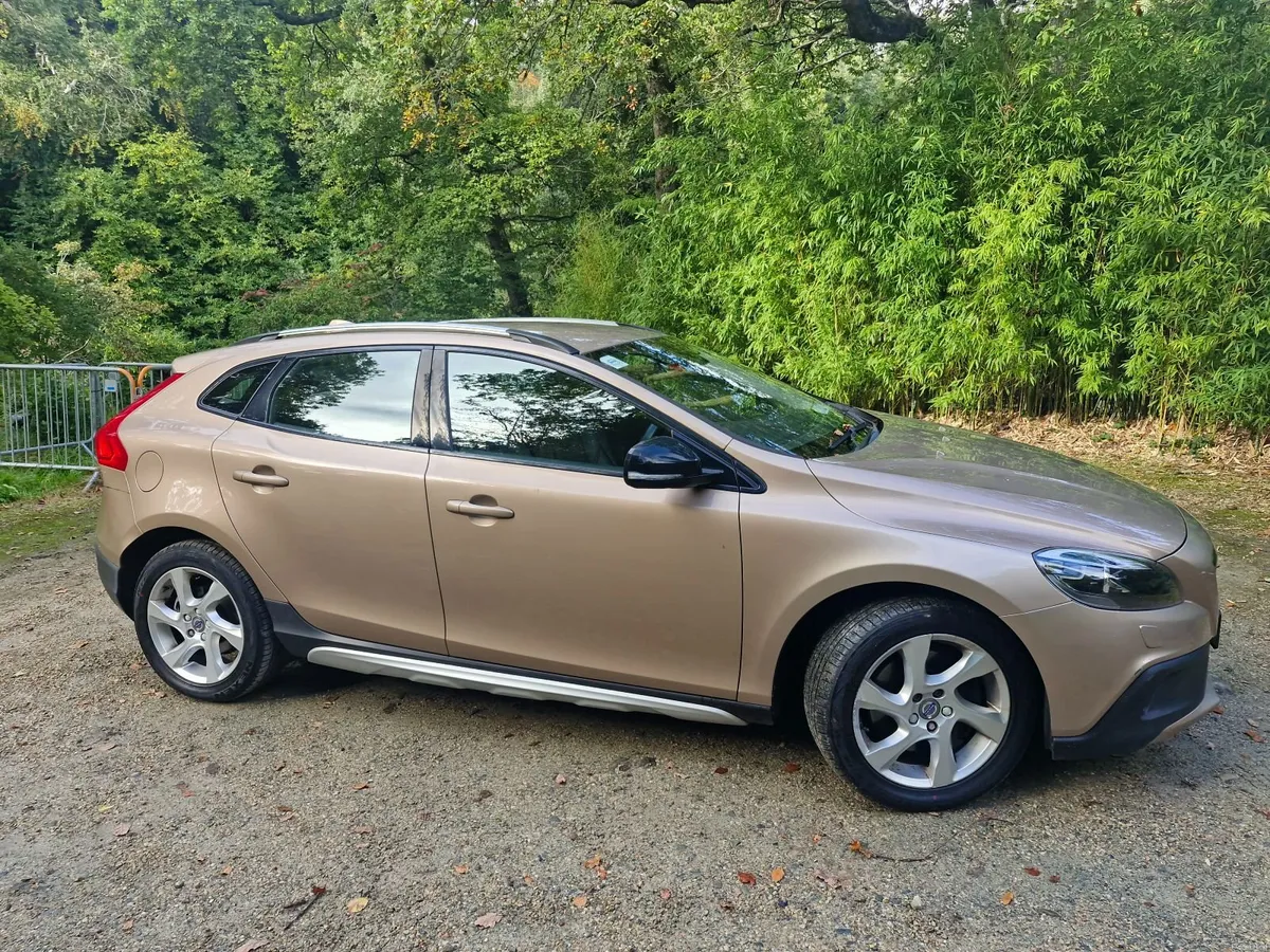 Volvo V40 2016 - Image 1