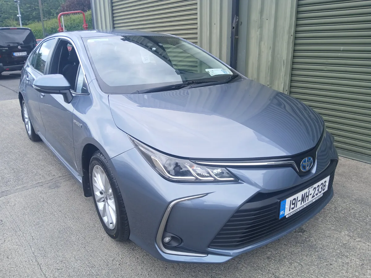 Toyota Corolla hybrid saloon 2019 lady owned - Image 3