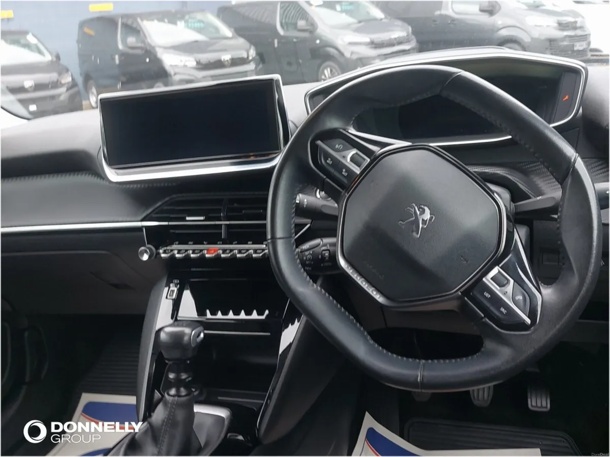 Peugeot 208 Hatchback Allure Premium - Image 4