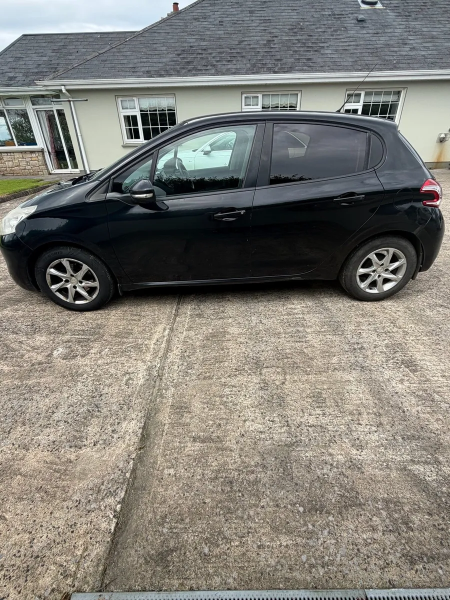 Peugeot 208 - Image 2