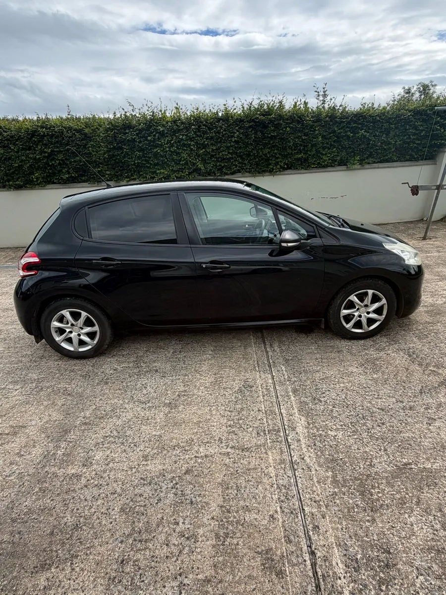 Peugeot 208 - Image 1