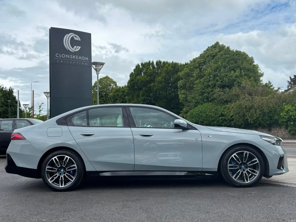 BMW i5 EDRIVE40 M SPORT - Image 2