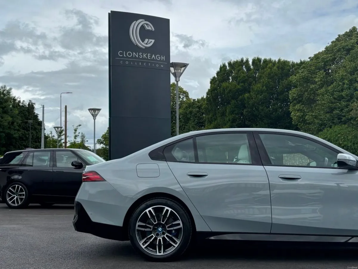 BMW i5 EDRIVE40 M SPORT - Image 3