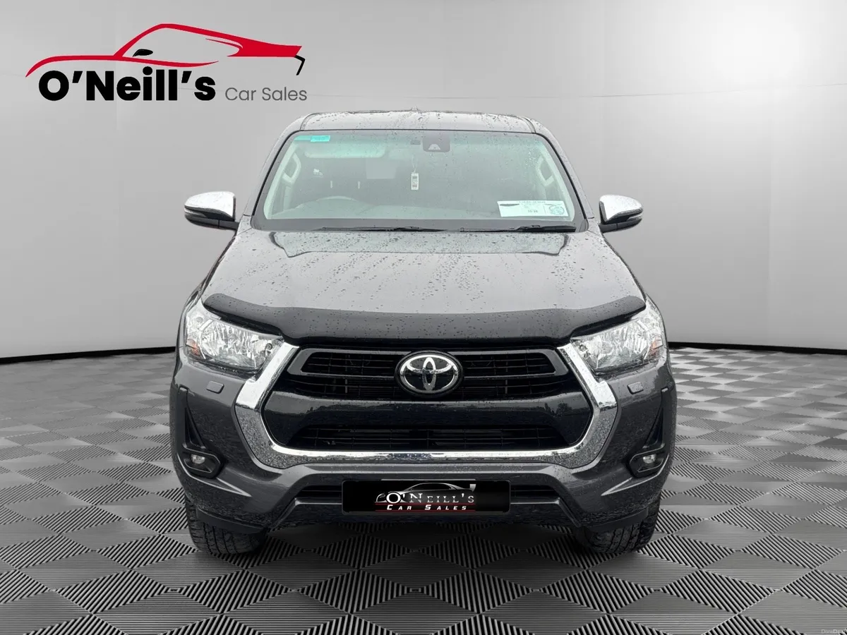 Toyota Hilux 2.8 SR5 MANUAL NO VAT!!! #388 - Image 2