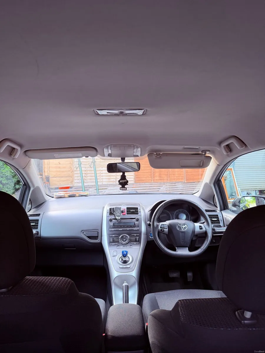 Toyota Auris Hybrid Automatic - Image 4
