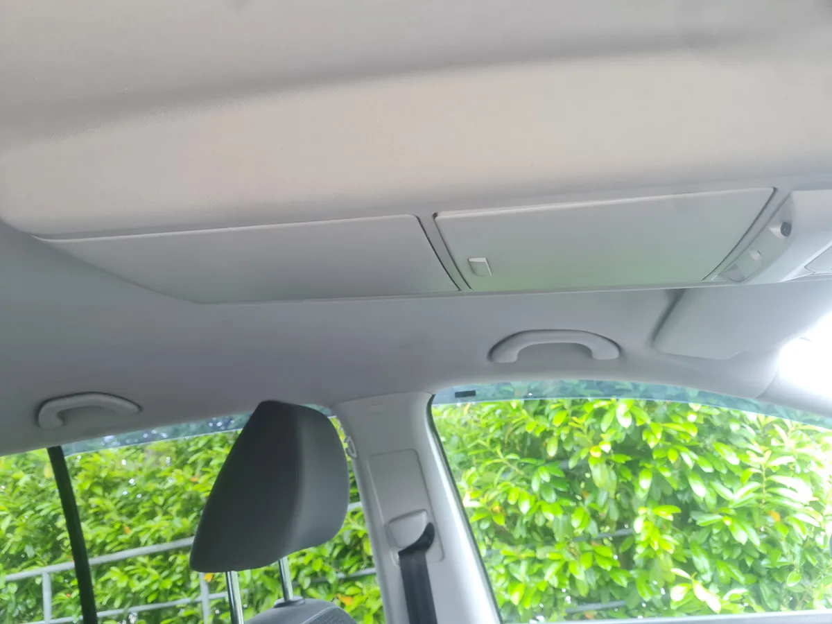 2010 Volkswagen Touran 1.6tdi 7 seater - Image 4