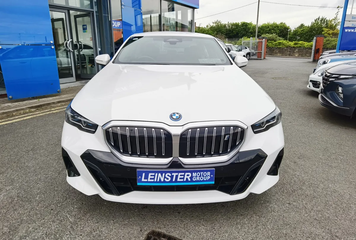 BMW i5 E DRIVE 40 M SPORT 2024 - Image 2