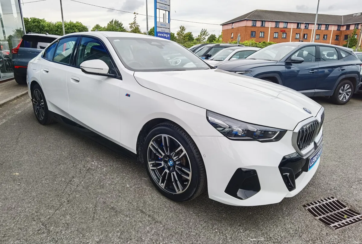 BMW i5 E DRIVE 40 M SPORT 2024 - Image 3
