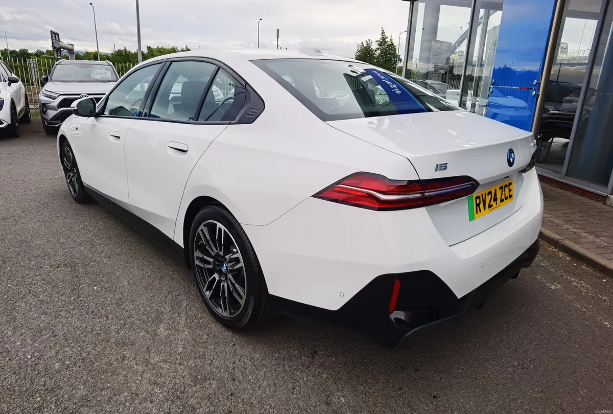 BMW i5 E DRIVE 40 M SPORT 2024 - Image 6